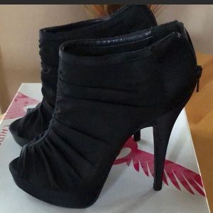 Sexy chiffon black platform ankle heels.